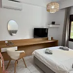 Mina's House Beachfront ニキティ